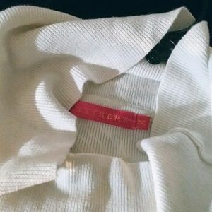 Beautiful sleeveless turtleneck, ivory.